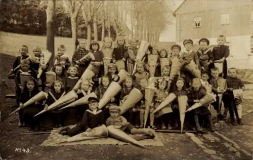 Foto Ak Einschulung, Gruppenfoto der Kinder, Schüler, Schültüten