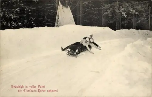 Ak Wintersport, Bobsleigh in voller fahrt, Eisenbahn-Kurve
