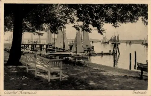 Ak Ostseebad Travemünde Lübeck, Ostseebad  Boote im Wasser, Bäume, Bank