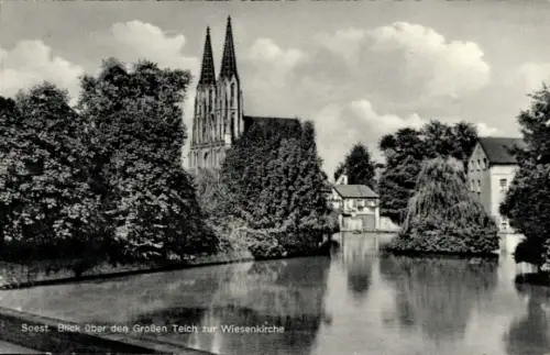Ak Soest in Westfalen,  Blick über den Großen Teich, Wiesenkirche, Bäume, Wasser