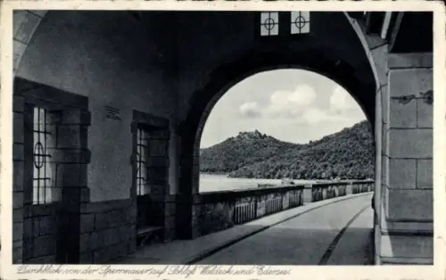 Ak Waldeck am Edersee Hessen, Durchblick von der Sperrmauer, Schloß Waldeck, Edersee