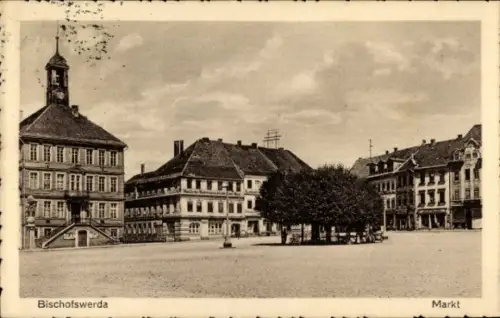 Ak Bischofswerda in Sachsen,  Markt, Gebäude, Bäume, Himmel