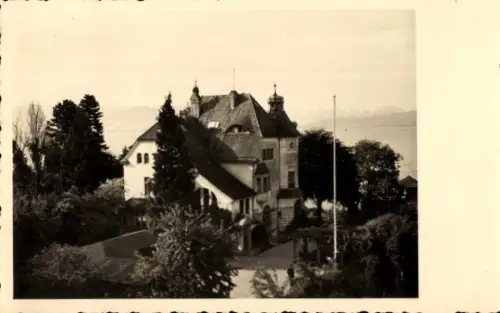 Ak Friedrichshafen am Bodensee, Haus am Bodensee, Bäume, Wasser im Hintergrund