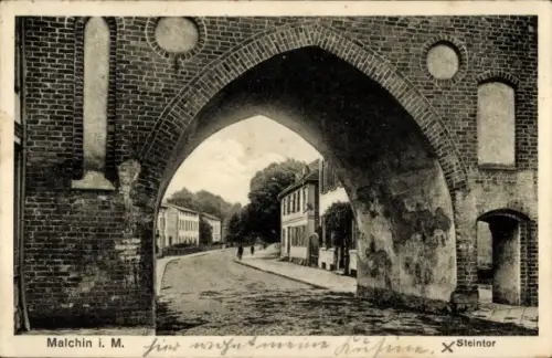 Ak Malchin in Mecklenburg,  Steintor, Straße, Bäume,  