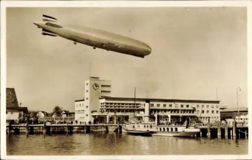 Ak Friedrichshafen am Bodensee, Luftschiff LZ 127 Graf Zeppelin über dem Hafenbahnhof