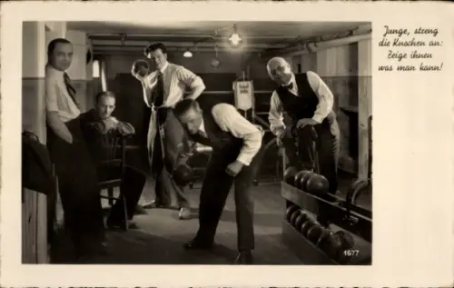 Ak Männer beim Kegeln, Junge, streng die Knochen an...