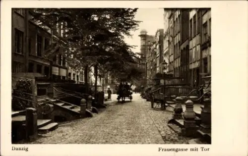 Ak Gdańsk Danzig, Frauengasse mit Tor, gepflasterte Straße, Bäume, Gebäude