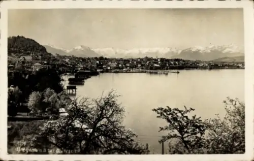 Ak Bregenz am Bodensee Vorarlberg, Blick auf  See, Berge, Bäume, 