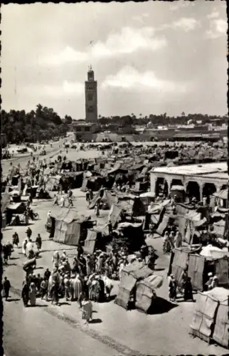 Ak Marrakech Marrakesch Marokko, Markt mit Ständen, Menschenmenge, Uhrturm im Hintergrund