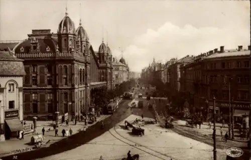 Ak Budapest Ungarn, Straße mit Fahrzeugen,  Gebäude, Menschen auf der Straße