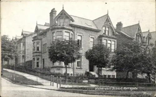 Ak Harrogate Yorkshire England, Wolvershill School,  Gebäude mit Bäumen, Straße