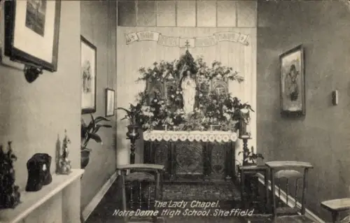 Ak Sheffield Yorkshire England, Lady Chapel, Notre Dame High School,  Altar mit Blumen, Statuen