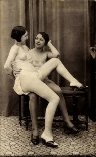 Ak Zwei Frauen in erotischer Kleidung, Erotik