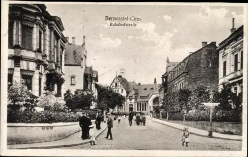 Ak Bernkastel Kues im Moseltal, Bahnhofstraße, Schild Lieser Wehlen, Passanten, Fachwerk