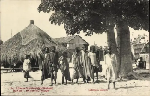 Ak Dakar Senegal, Afrique Occidentale, Un coin du Village, Dorfansicht, Afrikanische Kinder