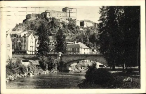 Ak Lourdes Hautes Pyrénées, Le Chateau Fort et le Gave