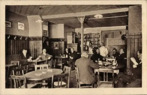 Ak Freiberg in Sachsen, Uhligs Bierstube, Gäste am Tisch