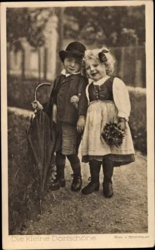 Ak Die kleine Dorfschöne, Junge und Mädchen, Schirm, Säuglingsfürsorge 1916 eV