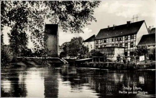 Ak Słupsk Stolp Pommern,  Partie an der Stolpe, Flussansicht, Gebäude, Bäume