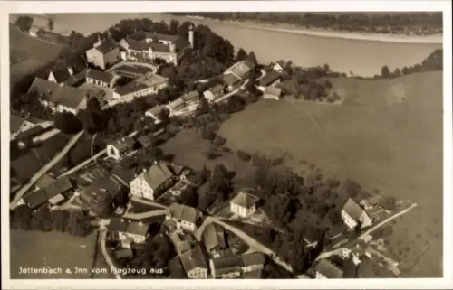 Ak Jettenbach am Inn Oberbayern, Luftaufnahme von Jettenbach, Flussansicht, landschaftlich gepräg