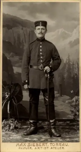 Kabinett Foto Torgau an der Elbe, Deutscher Soldat in Uniform