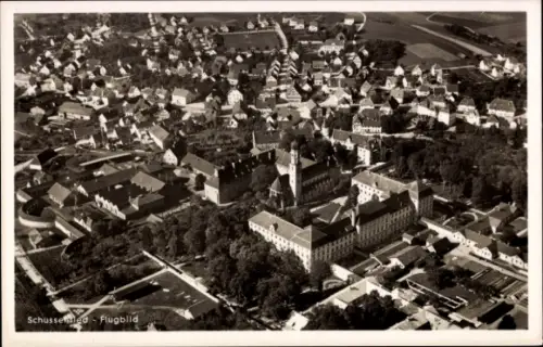 Ak Bad Schussenried in Oberschwaben, Luftaufnahme von  viele Häuser, Bäume, Landschaft