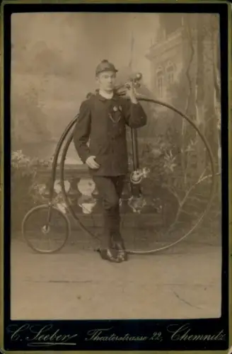 Kabinett Foto Chemnitz in Sachsen, Mann mit Hochrad, Fahrrad