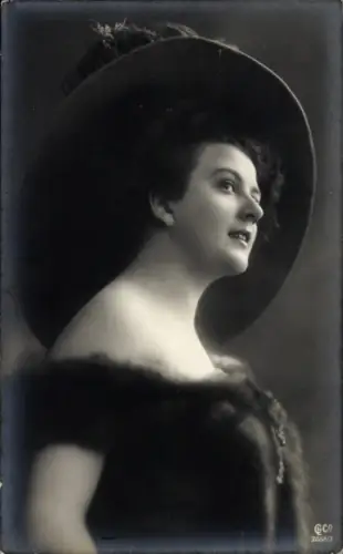 Ak Portrait einer jungen Frau mit Hut, seitliches Profil, Pelz