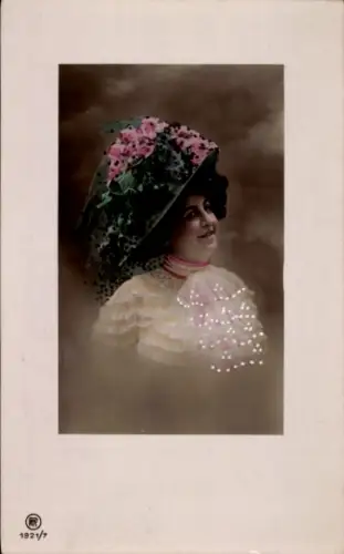 Ak Frauenportrait, Hut mit Blumenschmuck, coloriert, RPH 1921/7