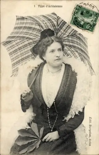 CPA Type d'Arlésienne, Frau in Tracht