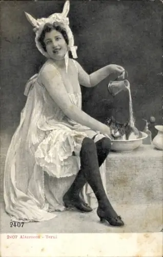 Ak Frau badet eine Katze