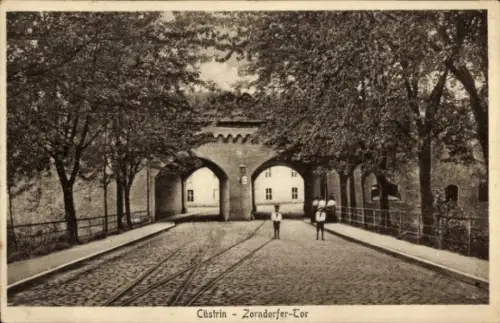 Ak Kostrzyn nad Odrą Cüstrin Küstrin Ostbrandenburg,  Zorndorfer Tor, zwei Personen, Bäume, Straß