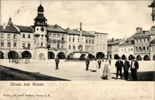 Ak Hostinné Arnau Region Königgrätz, Platz, Denkmal, Passanten