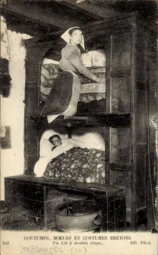 CPA Coutumes, Mœurs et Costumes Bretons, Un Lit à double étage
