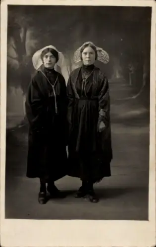 Foto Ak Frankreich, Zwei Frauen in Tracht