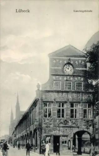 Ak Hansestadt Lübeck,  Kanzleigebäude, Uhr, Menschen, Straßenansicht