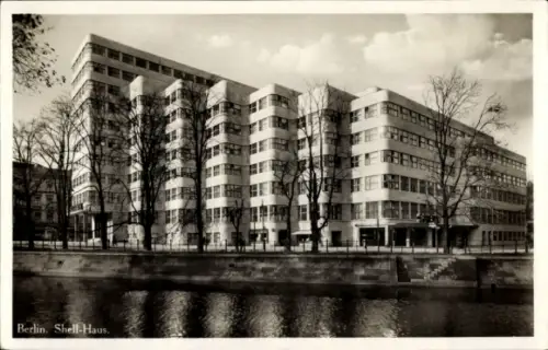 Ak Berlin Tiergarten, Shell-Haus, modernes Gebäude, Wasser, Bäume