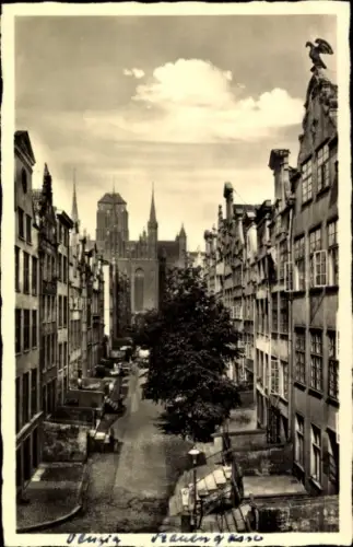 Ak Gdańsk Danzig, Straße mit Bäumen, Häusern, Kirche im Hintergrund, Schwarz-Weiß-Foto