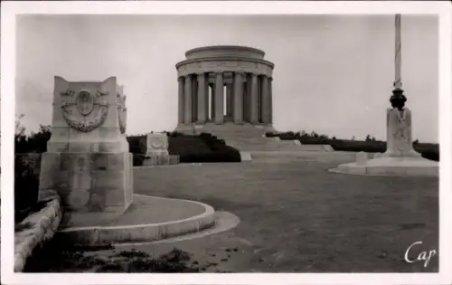 Ak Montsec Meuse, Monument, Säulen, Gedenkstätte, Landschaft, Schwarz-Weiß-Foto