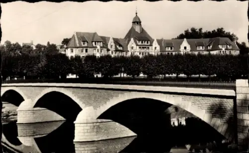 Ak Besançon Doubs, Brücke, Gebäude, Bäume, Wasser,  aus Besançon