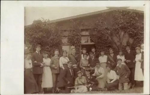 Studentika Foto Ak Studenten und Frauen vor einem Haus
