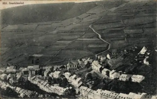 Ak Jáchymov Sankt Joachimsthal Region Karlsbad, Ort aus der Vogelschau