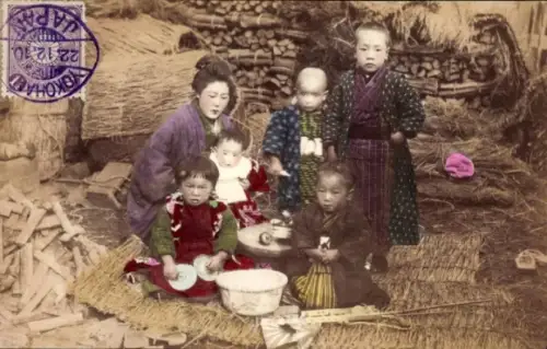 Ak Japan, Mutter mit Kindern, japanische Tracht