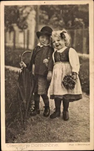 Ak Die kleine Dorfschöne, Junge und Mädchen, Schirm, Säuglingsfürsorge 1916 eV