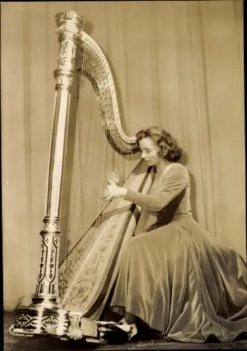 Foto Musikerin, Frau spielt Harfe, Musikinstrument