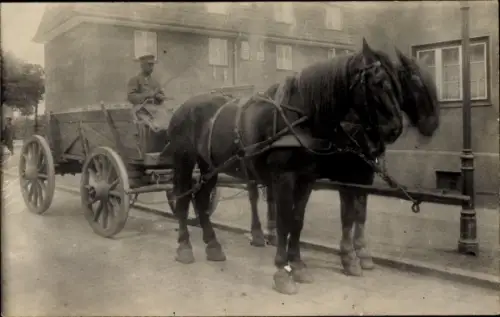 Foto Ak Pferdefuhrwerk, Zugpferde, Kutscher in Uniform
