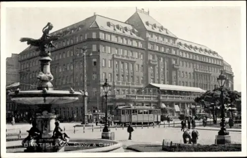 Ak Pressburg Bratislava Slowakei, Hotel Carlton, Brunnen, Straßenbahn