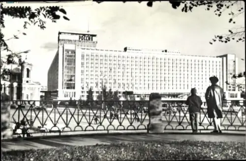Ak Moskau Russland, Hotel «Rossiya», Gebäude in  Stadtansicht, Personen am Geländer