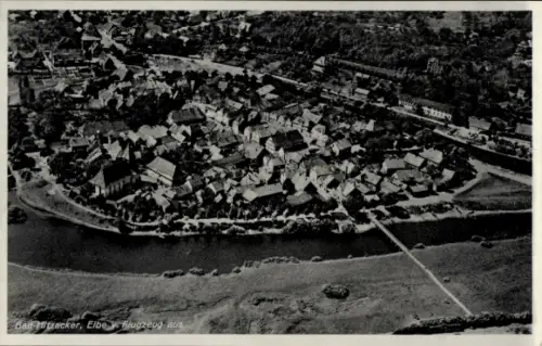 Ak Hitzacker an der Elbe, Luftaufnahme von  Elbe, Häuser, Fluss