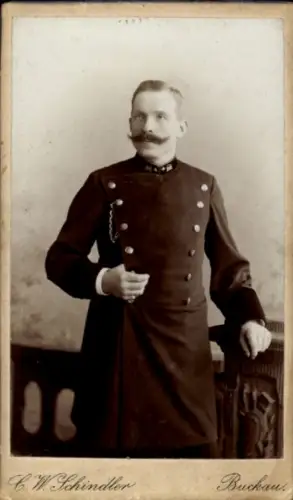 Kabinett Foto Buckau Magdeburg, Mann in Uniform